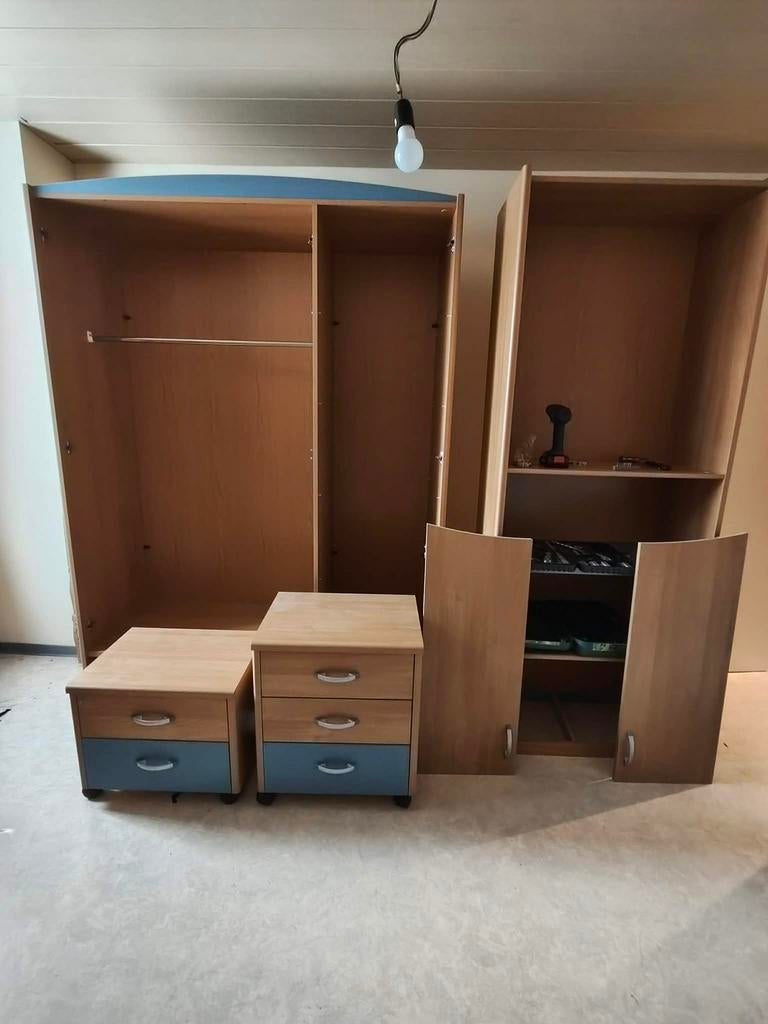 Volledige kinderkamer set -kast,garderobe,bed& 2 nacvtkasten, Ophalen, Zo goed als nieuw