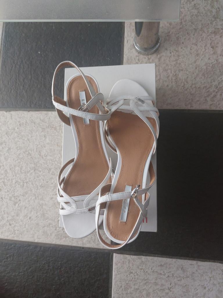 À  VENDRE  SANDALES BLANCHES POINTURE 41   OCCASION, Kleding | Dames, Schoenen, Ophalen