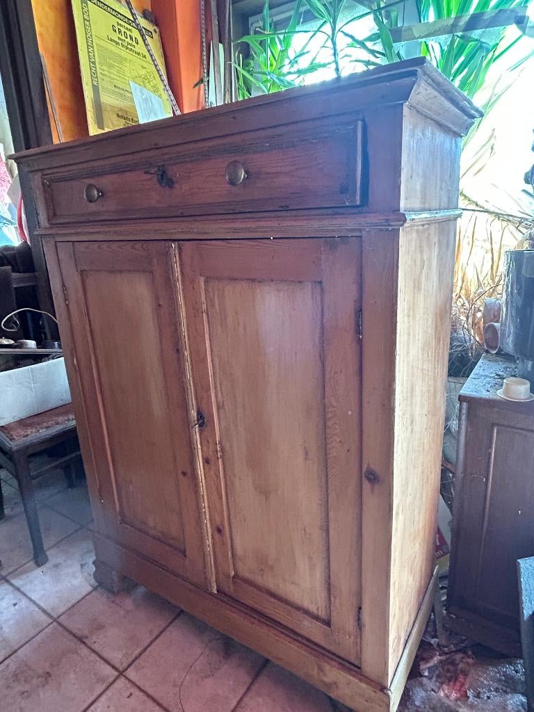 Antieke linnenkast of meidenkast genoemd in olmenhout, Ophalen