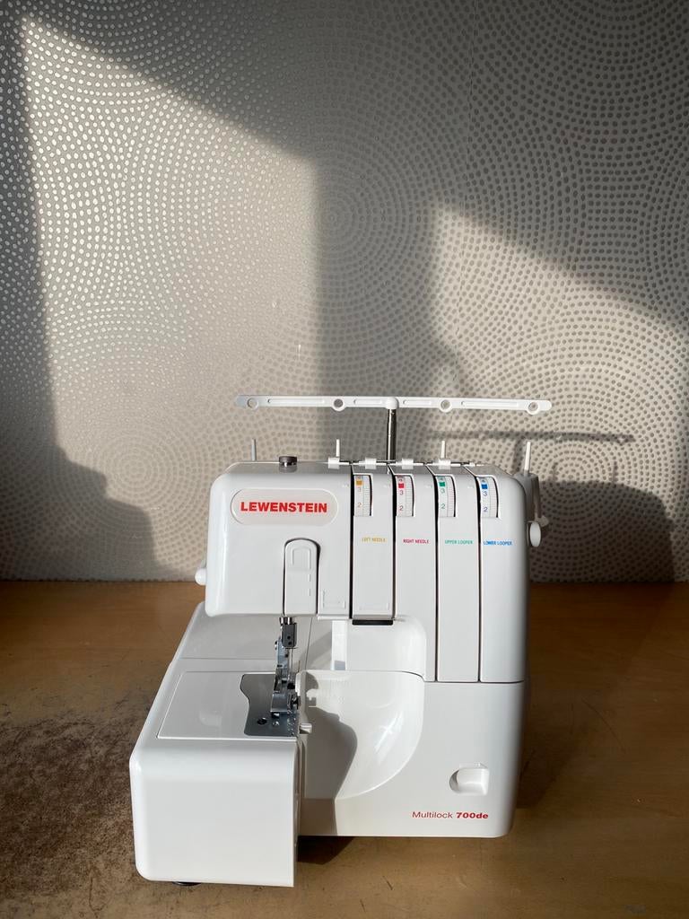LOCKMACHINE LEWENSTEIN MULTI LOCK 700DE IN ZEER NETTE STAAT, Hobby en Vrije tijd, Naaimachines en Toebehoren, Zo goed als nieuw