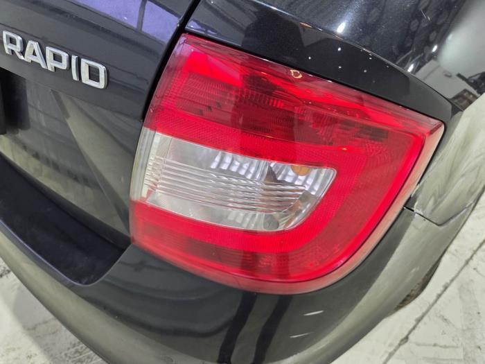 Achterlicht rechts van een Skoda Rapid, Auto-onderdelen, Verlichting, Skoda, Gebruikt, 3 maanden garantie, Ophalen of Verzenden