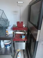 Attendrisseur / la scie /  des etageres / une table, Ophalen