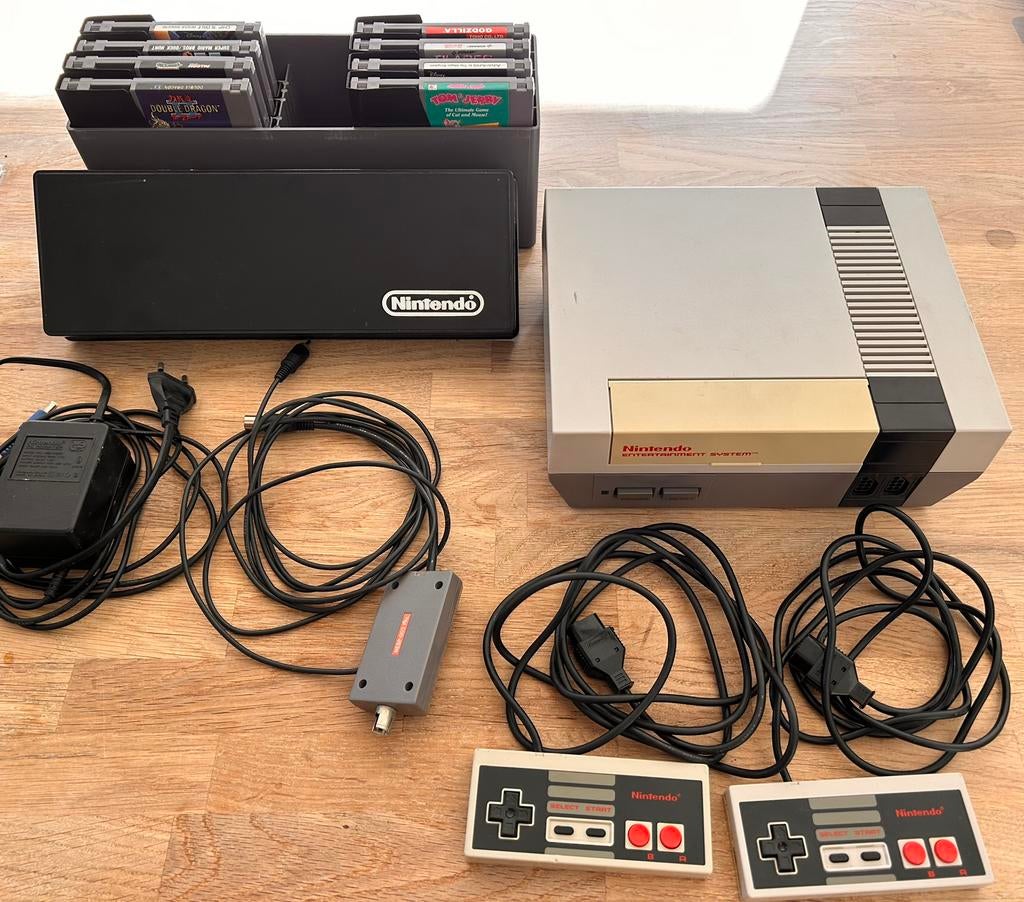 Nintendo NES + games en opbergdoos, Games en Spelcomputers, Spelcomputers | Nintendo NES, Ophalen of Verzenden, Gebruikt, Met 2 controllers