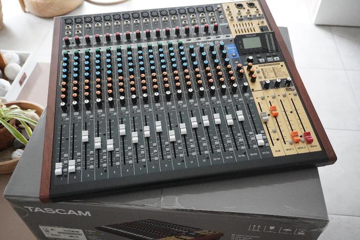 Tascam Model 24, Musique & Instruments, Tables de mixage, Utilisé, 20 canaux ou plus, Enlèvement