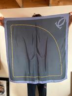 Zijden sjaal met Cartier-Must de Cartier-patroon, Ophalen of Verzenden, Gedragen