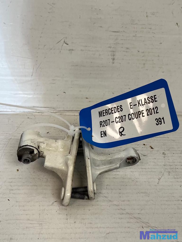 MERCEDES E klasse coupe C207 deur rechts scharnier 2009-2016, Gebruikt, Mercedes-Benz AG, Mercedes-Benz, Mercedesstrasse 120
70372  Stuttgart, DE
