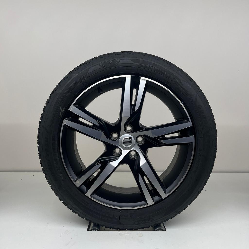 Volvo XC40 - 19 inch - winterbanden, Auto-onderdelen, Banden en Velgen, Banden en Velgen, Winterbanden, 19 inch, 235 mm, Personenwagen