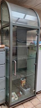 Grande vitrine robuste, Enlèvement