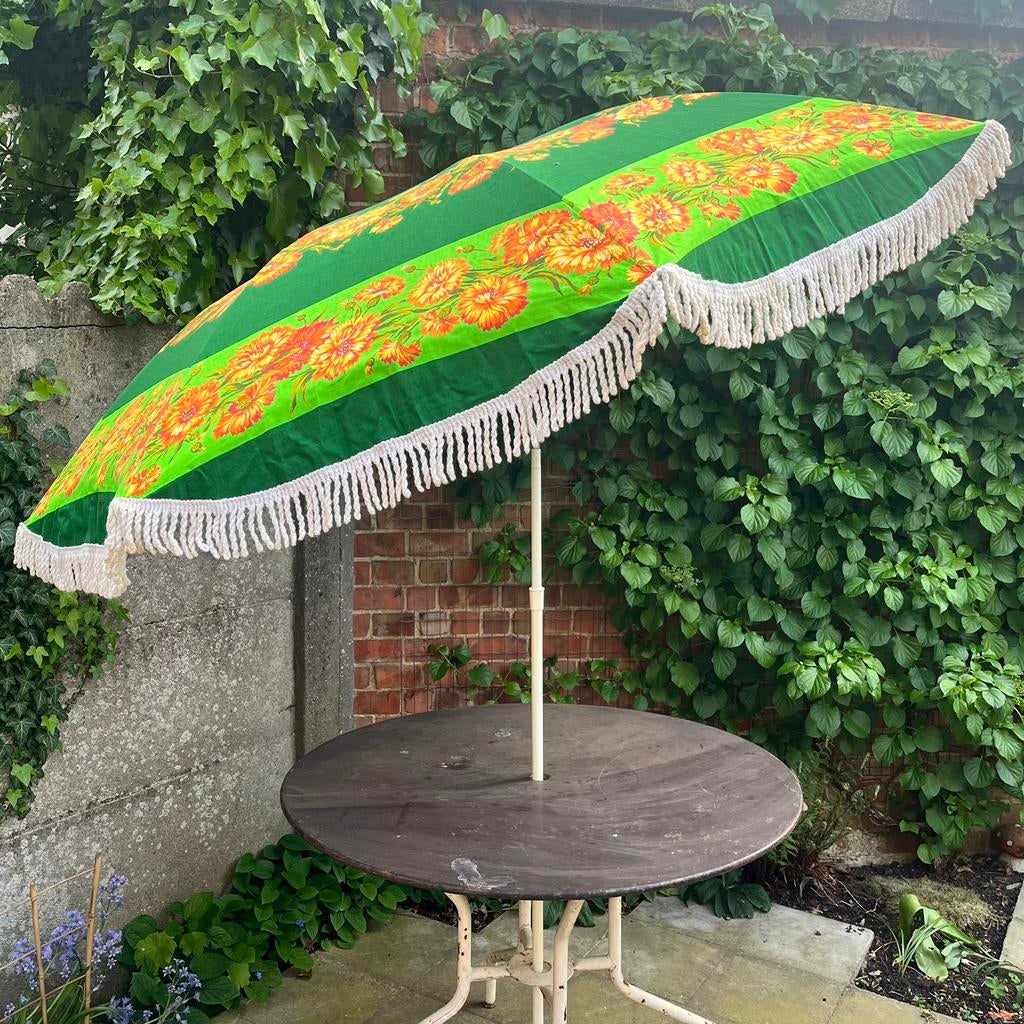 Vintage kantelbare parasol met franjes en fleurige stof, Tuin en Terras, Parasols, Gebruikt, Stokparasol, 1 tot 2 meter, Kantelbaar