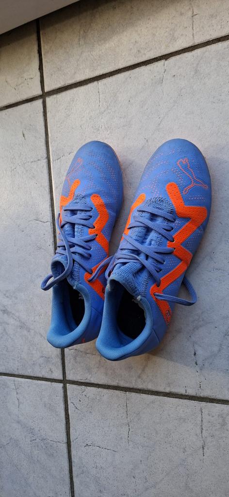 PUMA Future play football boots in Supercharge Pack colorway, Sports & Fitness, Football, Enlèvement ou Envoi
