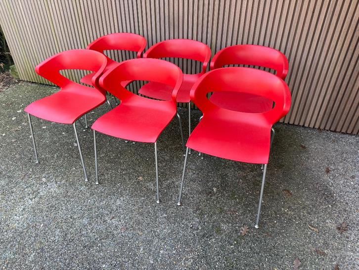 Praktische stapelbare stoelen, Huis en Inrichting, Stoelen, Zo goed als nieuw, Vijf, Zes of meer stoelen, Kunststof, Metaal, Rood