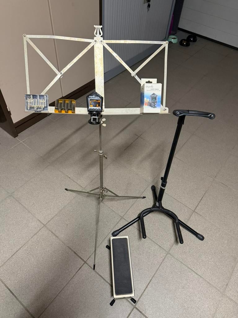 Accordeur guitare, repose pied, support guitare , pupitre, Ophalen, Zo goed als nieuw, Muziekstandaard, Gitaar