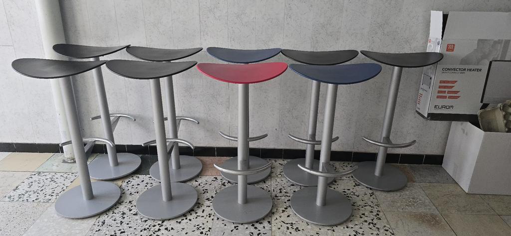 Moderne barkrukken met metalen voet en stevige zitting., Huis en Inrichting, Ophalen of Verzenden, Zo goed als nieuw