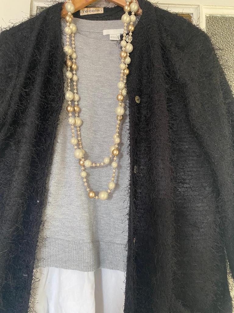 Groot aanbod vrouwenkleren, Ophalen