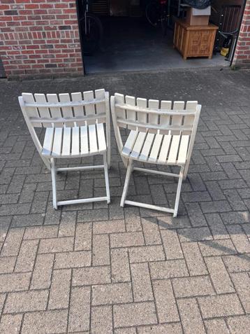 Witte houte tuinstoelen beschikbaar voor biedingen