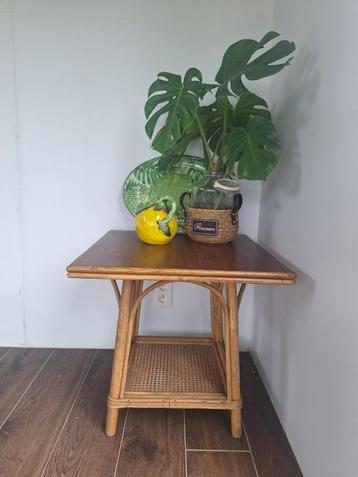 bijzettafel beschikbaar voor biedingen
