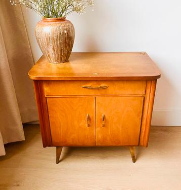 Set van 2 prachtige vintage nachtkastjes beschikbaar voor biedingen