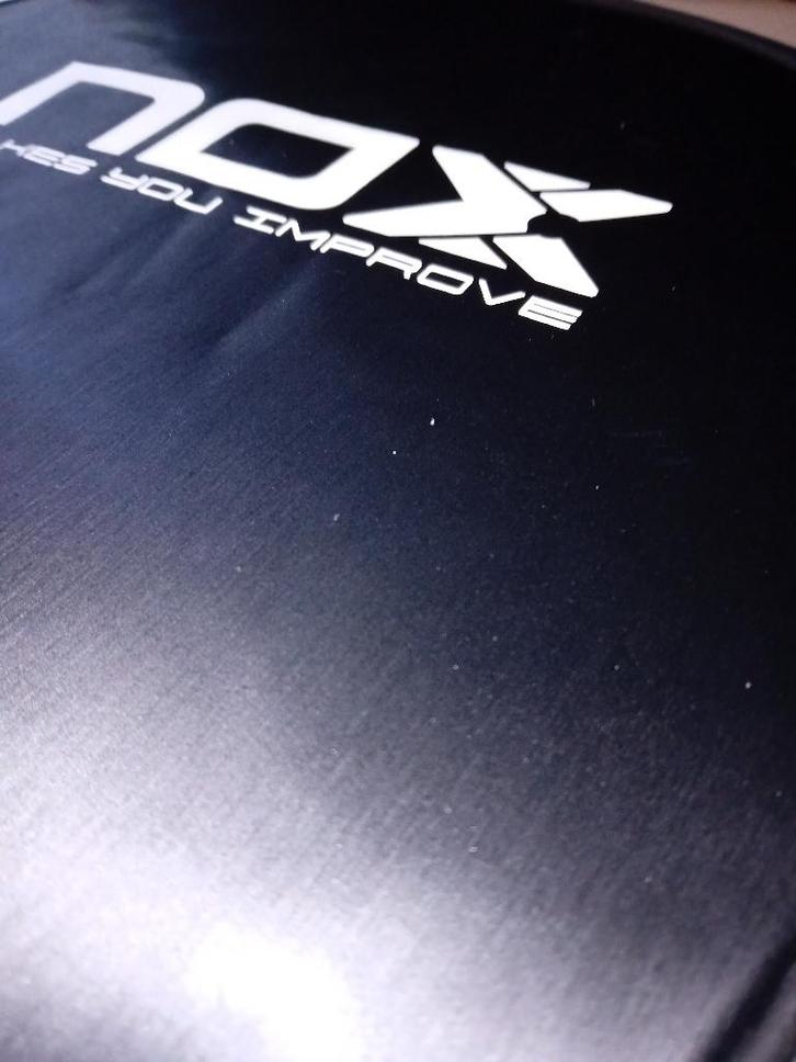 Padel Raquette - Housse Nox Luxury Cuir PU Thermique 2026, Sports & Fitness, Padel, Neuf, Sac de padel, Enlèvement ou Envoi