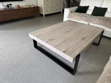 Mooie salontafel beschikbaar voor biedingen