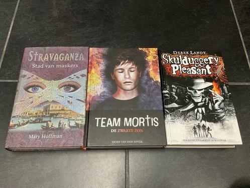 Set van 3 jeugdboeken Stravaganza, Team Mortis, Skulduggery, Boeken, Kinderboeken | Jeugd | 10 tot 12 jaar, Zo goed als nieuw