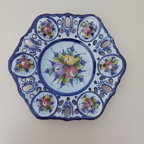 Mooie Handgeschilderde Alcobaca schaal met floraal motief, Antiek en Kunst, Curiosa en Brocante, Ophalen of Verzenden