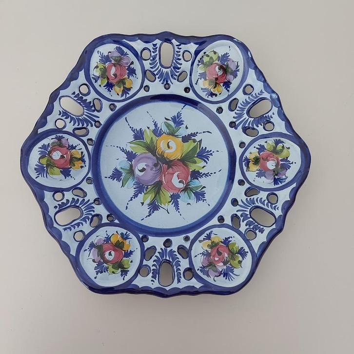 Mooie Handgeschilderde Alcobaca schaal met floraal motief, Antiek en Kunst, Curiosa en Brocante, Ophalen of Verzenden