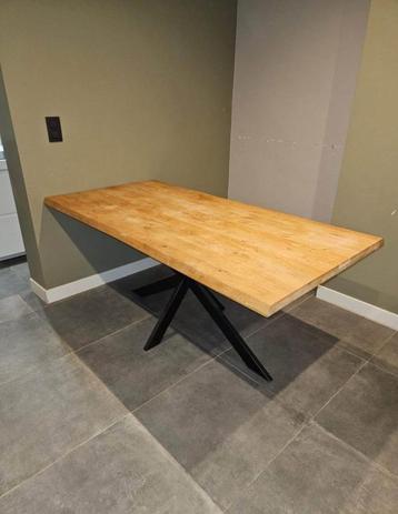 Massief eiken eettafel  beschikbaar voor biedingen