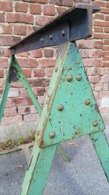 2 zware industrieele schragen / metaal met klinknage l beschikbaar voor biedingen