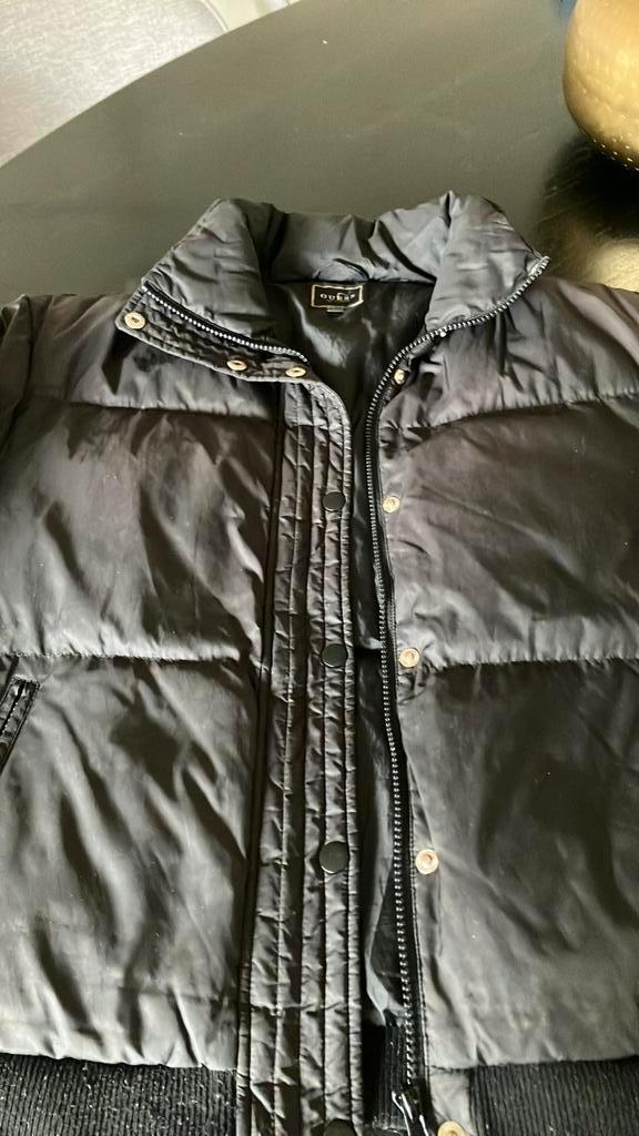 Zwarte meisjesjas merk Guess, Kinderen en Baby's, Kinderkleding | Maat 176, Zo goed als nieuw, Jas, Ophalen