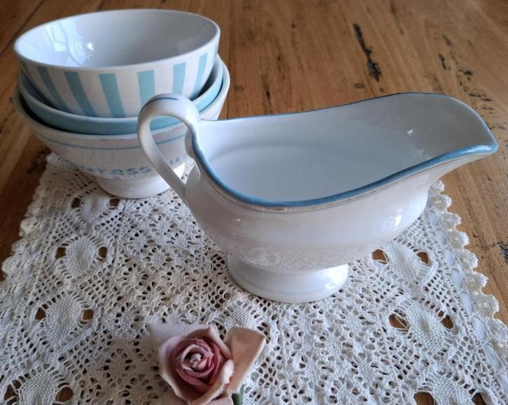 Porseleinen sauskom met Frans blauwe & goudkleurige biesjes, Huis en Inrichting, Keuken | Servies, Gebruikt, Overige typen, Overige stijlen