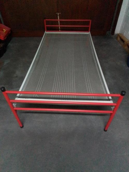 Eenpersoonsbed metaal rood, Huis en Inrichting, Slaapkamer | Bedden, Gebruikt, Eenpersoons, 90 cm, 200 cm, Metaal, Rood, Ophalen