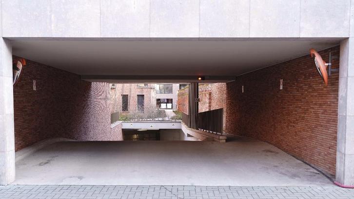 Staanplaats in parkeergarage met lader, Immo, Garages en Parkeerplaatsen, Leuven