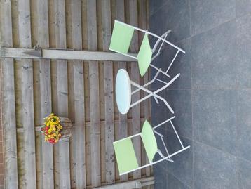 Bistro set. ( 2 stoelen + tafeltje.) beschikbaar voor biedingen