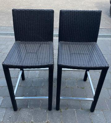 Twee barkrukken in rotan, donkerbruin, incl kussens beschikbaar voor biedingen