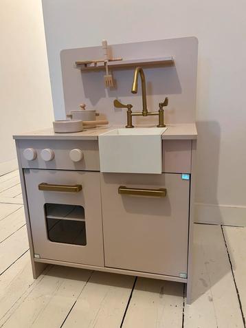 Roze speel keuken beschikbaar voor biedingen