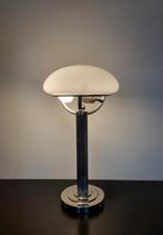 Nikkel tafellamp, opaline kap van A. Loos voor Villa Steiner, Huis en Inrichting, Minder dan 50 cm, Ophalen of Verzenden, Glas