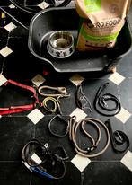 Lot grand panier chien, laisses diverses, furminator, col.., Enlèvement, Chien
