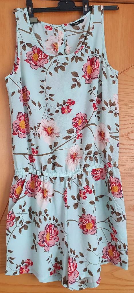 Licht groene gebloemde korte jumpsuit van Only maat 38, Kleding | Dames, Jumpsuits, Zo goed als nieuw, Maat 38/40 (M), Groen, Verzenden
