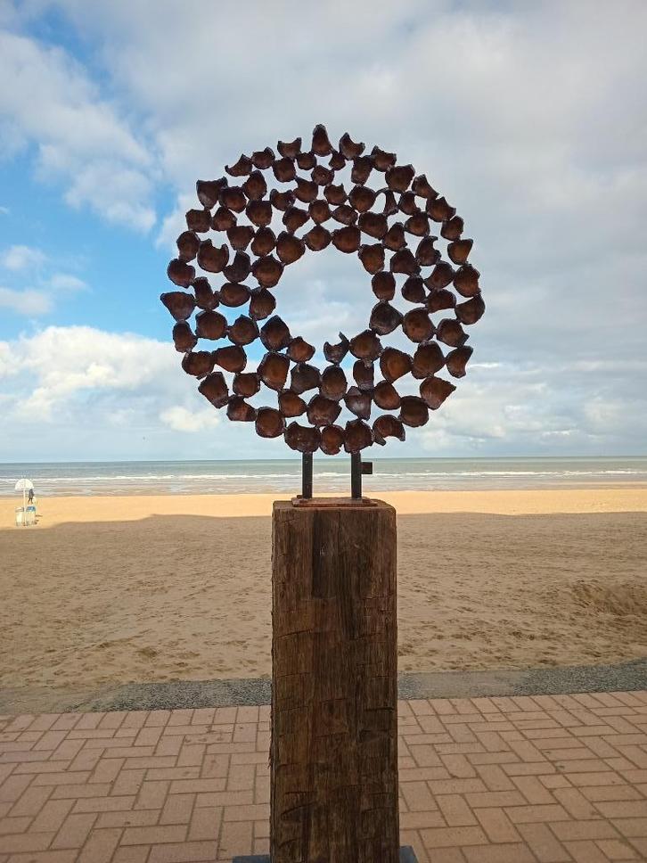 handgemaakte tuinbeelden op hardhouten sokkel, Tuin en Terras, Tuinbeelden, Nieuw, Abstract beeld, Metaal, Ophalen of Verzenden