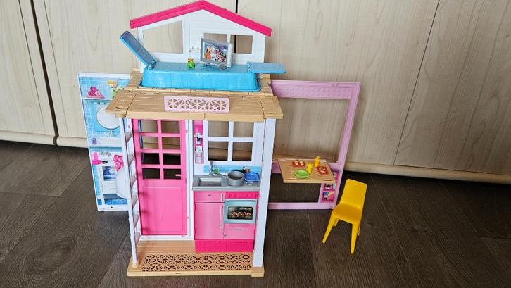 BARBIE huis met 2 verdiepingen - inklapbaar+ originele doos, Kinderen en Baby's, Speelgoed | Poppen, Zo goed als nieuw, Barbie