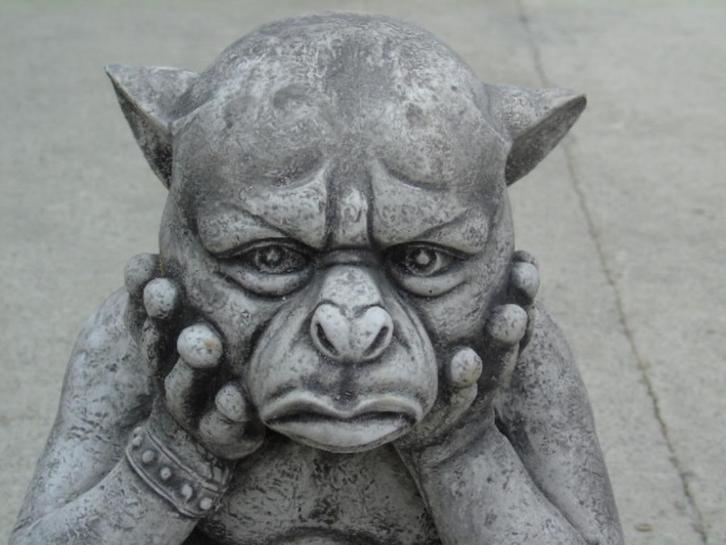 Gargoyle monsterkop in stenen handen, Tuin en Terras, Tuinwanddecoratie, Nieuw, Ophalen