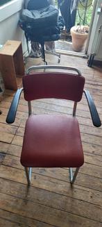 Vintage stoel van rood kunstleer en metaal, Huis en Inrichting, Ophalen, Gebruikt, Metaal, Eén