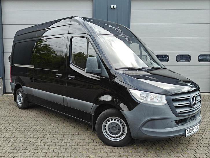 Mercedes-Benz Sprinter Automaat 214 L2 H2 MBUX Trekhaak Airc, Auto's, Bestelwagens en Lichte vracht, Bedrijf, Te koop, ABS, Achteruitrijcamera
