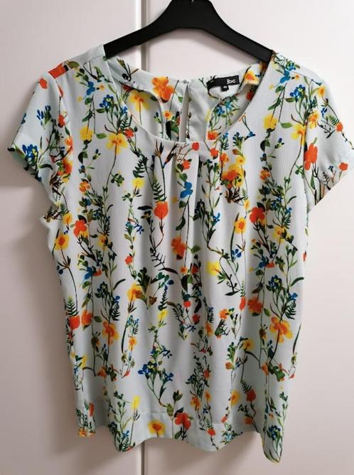 Lichtgroen gebloemd bloesje met ronde hals en korte mouw, 40, Kleding | Dames, Blouses en Tunieken, Zo goed als nieuw, Ophalen of Verzenden