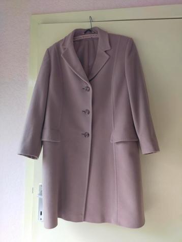 Mooie nette beige mantel maat 42  beschikbaar voor biedingen