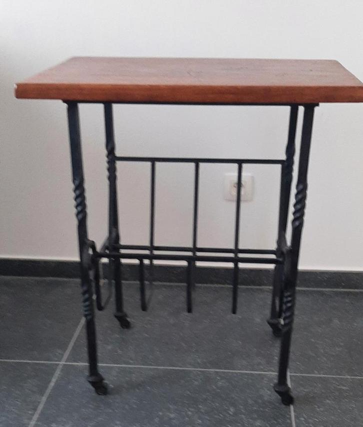 Oude tv-tafel van massief eikenhout en smeedijzer., Huis en Inrichting, Tafels | Sidetables, Eikenhout, Ophalen