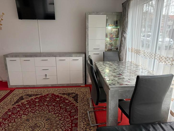 Eettafel,met stoelen dossierkast en vitrine met verlichting, Huis en Inrichting, Complete eetkamers, Zo goed als nieuw, 4 tot 6 stoelen