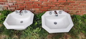 Set van 2 Klassieke Achthoekige Wastafels met Kranen beschikbaar voor biedingen