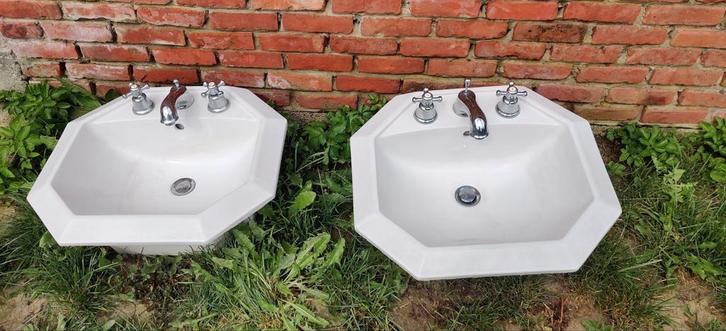Set van 2 Klassieke Achthoekige Wastafels met Kranen, Doe-het-zelf en Bouw, Sanitair, Zo goed als nieuw, Wastafel, Steen, Ophalen