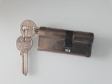 Cilinderslot 7 cm met 2 sleutels / Zeer goede staat 